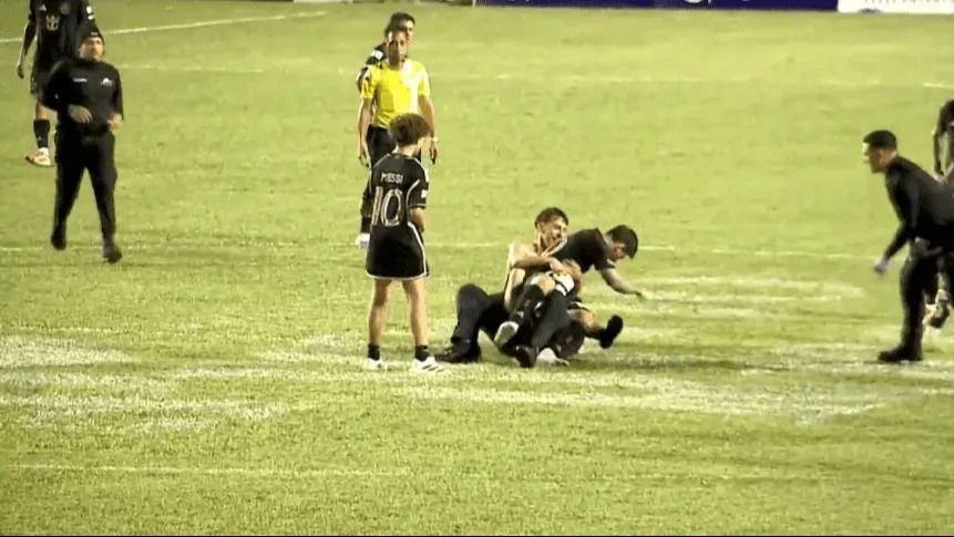 Una invasión de hinchas en un amistoso terminó con Messi en el piso