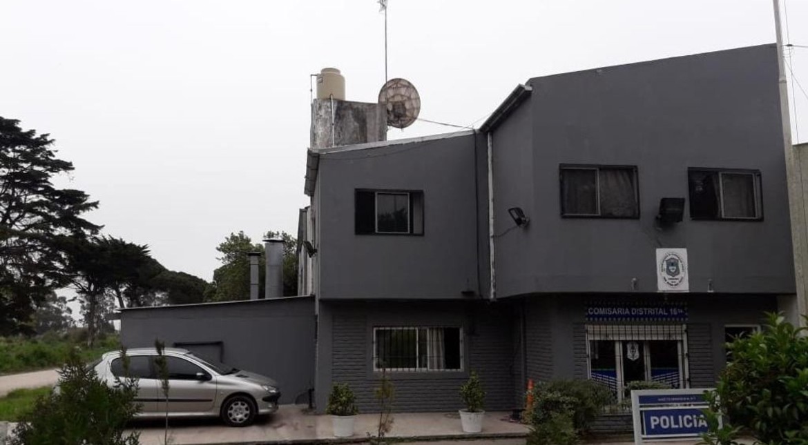 Se le dio vuelta el cochecito del bebé, pidió ayuda y le robaron el celular