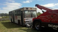 Con una grúa llegaron hasta Playa Dorada y dejaron un colectivo instalado en un terreno