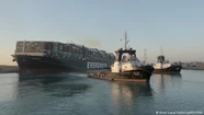 Canal de Suez: liberan el barco encallado pero afirman que demorará más de tres días descongestionar tráfico