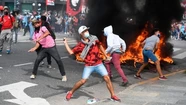 Manifestantes tiraron una bomba molotov contra la Policía y dejaron un efectivo herido.
