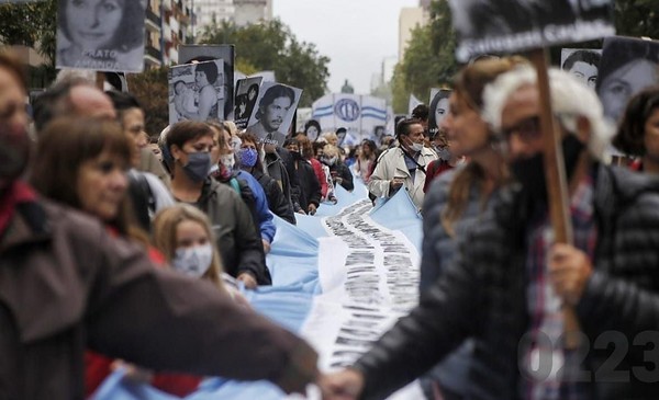 Las fotos de la multitudinaria marcha en Mar del Plata por el Día de la ...