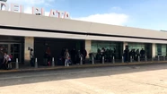 Los pasajeros que llegan al aeropuerto Astor Piazzolla deben esperar una hora promedio para tomar un taxi.