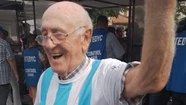 El primer hincha en entrar a la fiesta de la Scaloneta es un marplatense de 85 años: "Mi nieto tiene la culpa"