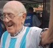 El primer hincha en entrar a la fiesta de la Scaloneta es un marplatense de 85 años: "Mi nieto tiene la culpa"