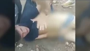 Video: quisieron robar una camioneta y terminaron desnudos, linchados y detenidos