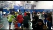La batalla campal en el partido de fútbol infantil quedó registrada en distintos videos. 