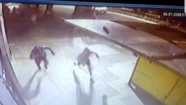 La joven cayó desde el balcón y se encuentra en grave estado. 