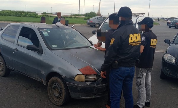 Le robaron su auto varios delincuentes armados y volcaron: atraparon a ...