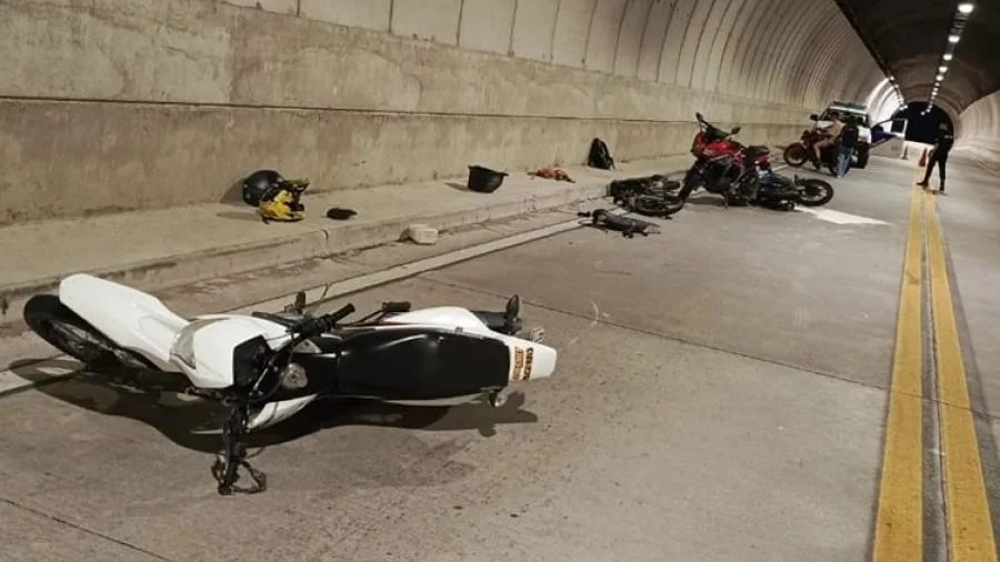 Video: hizo "willy" con la moto, se cayó y lo atropellaron tres motociclistas