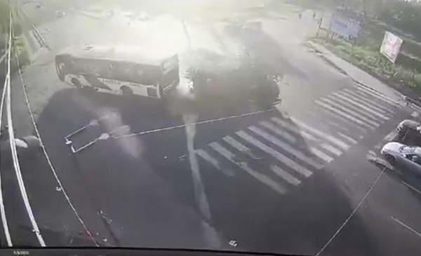 Video: brutal choque entre un colectivo y un camión deja al menos dos ...