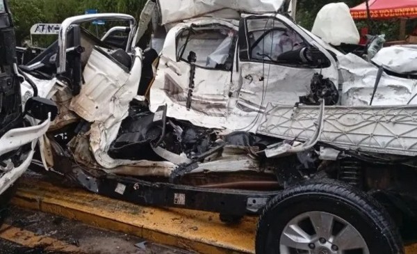 Brutal choque y tragedia: un camión embistió a una camioneta en medio ...