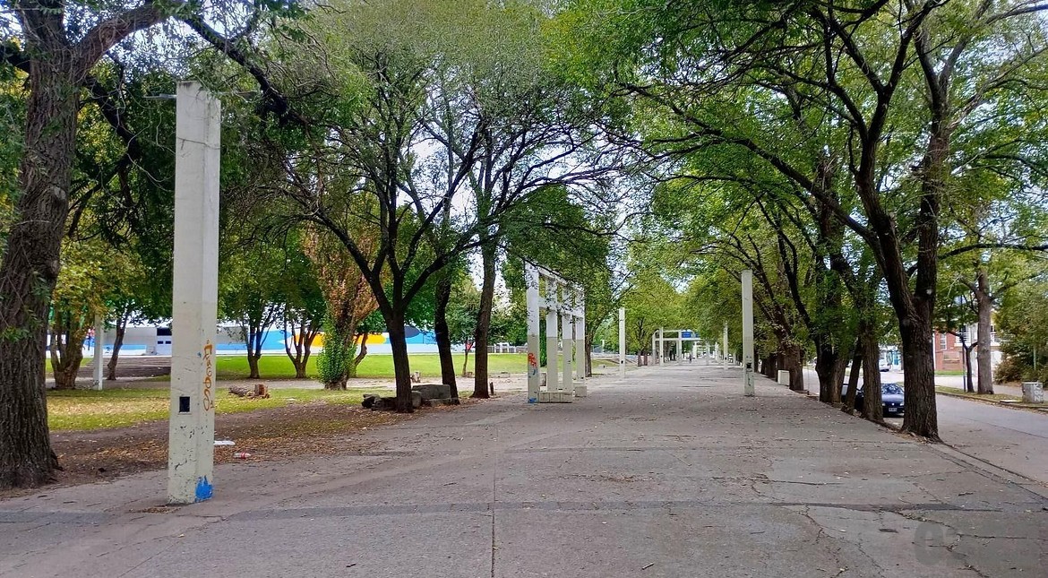 Le robaron la mochila y unas zapatillas naranjas en el Parque de los Deportes
