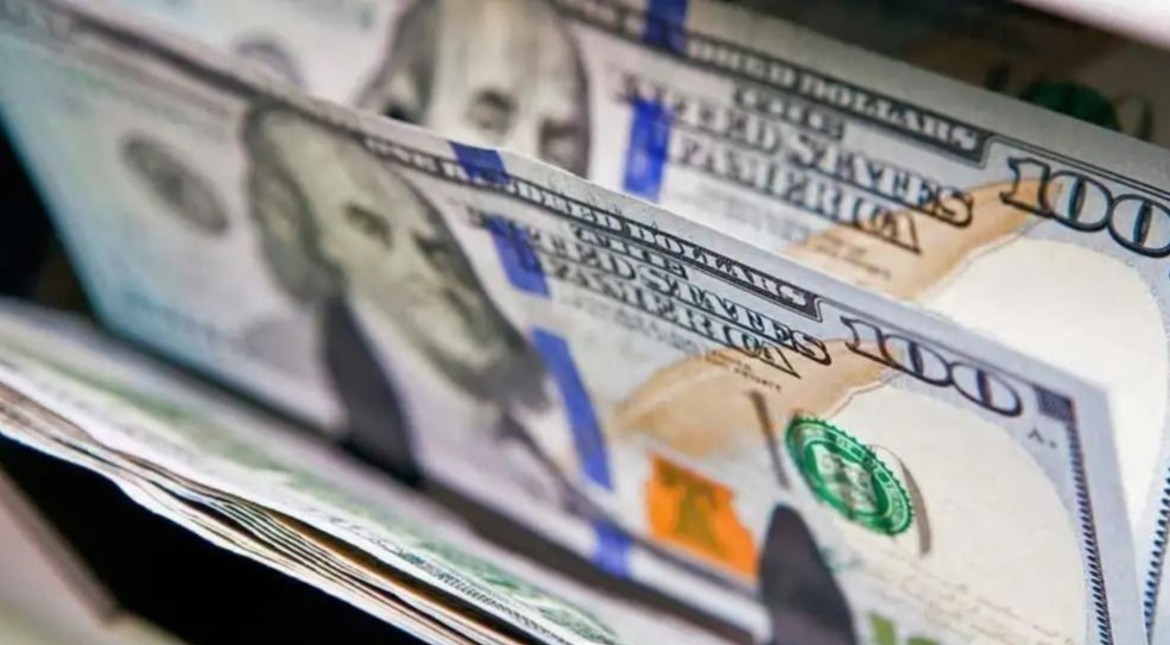 El dólar oficial cayó por primera vez en cinco jornadas: a cuánto cerró este martes
