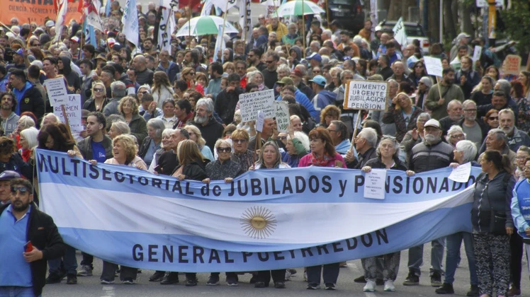 Junto a la hinchada de Alvarado, jubilados se movilizan en las calles de Mar del Plata