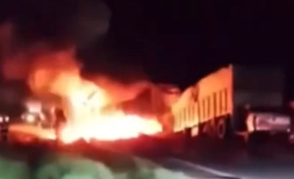 Video: chocaron de frente dos camiones en la ruta y murió calcinado un ...
