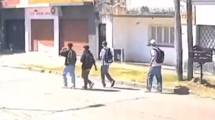 Video: cuatro amigos salían del colegio y fueron sorprendidos por motochorros armados