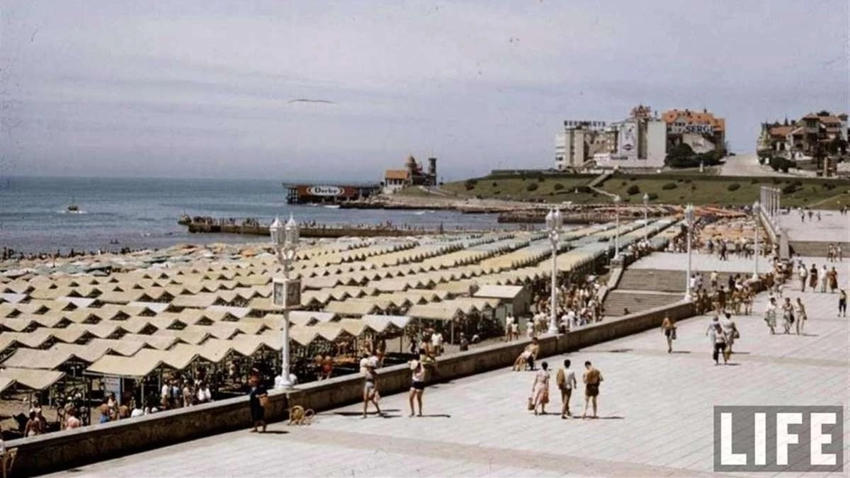 Las playas locales con una gran presencia de turistas en la década del 50.