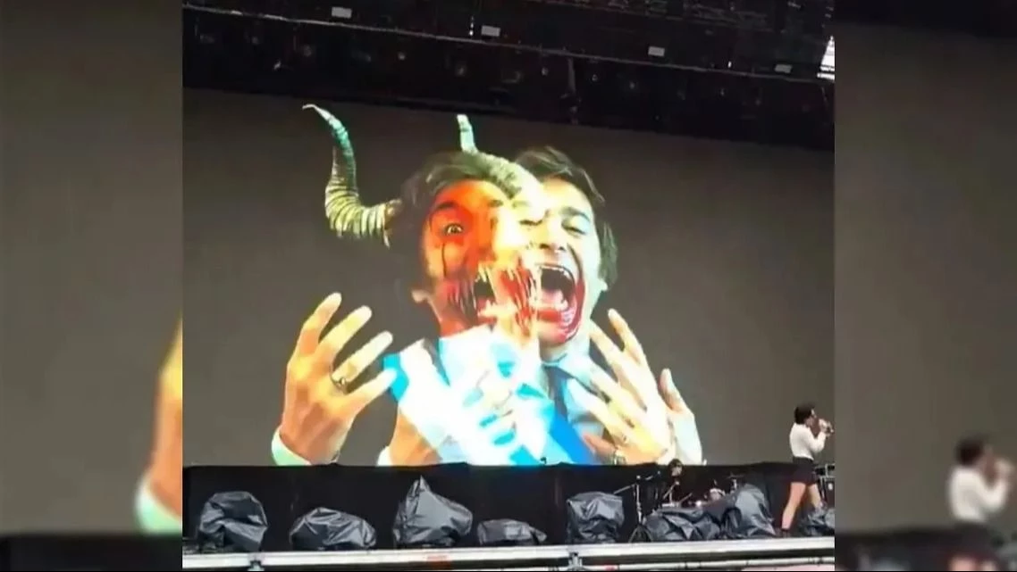 Polémica por las imágenes de Javier Milei "demonizado" en el Lollapalloza