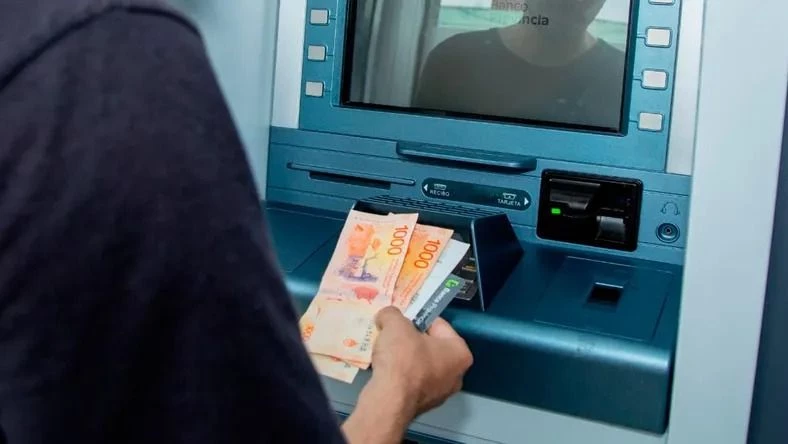Aumentan las comisiones para extraer efectivo de cajeros automáticos: los costos según cada banco