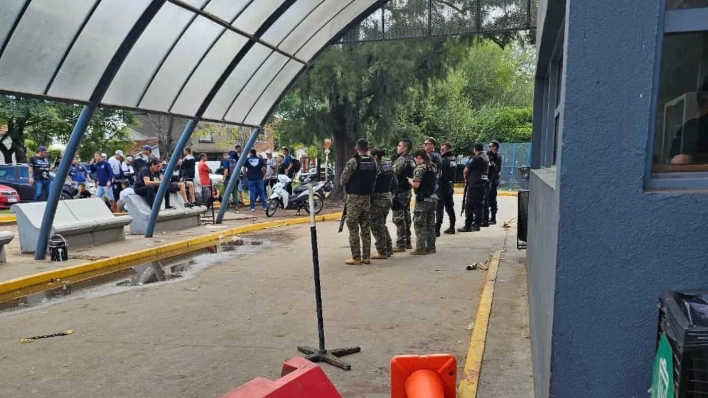 Violento tiroteo entre barrabravas dentro de un hospital: "La Policía evacuó toda la zona”