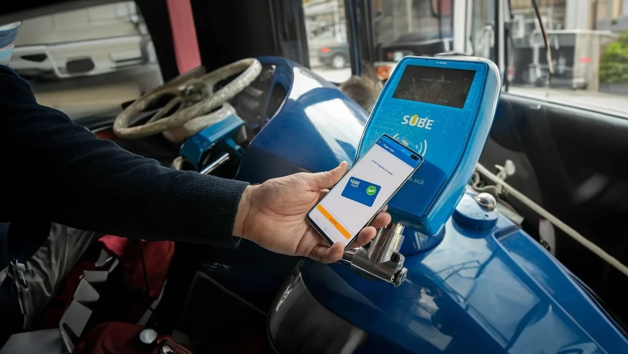 Cambio de paradigma: ya se puede pagar el transporte público con tarjetas de crédito y celulares en lugar de la Sube