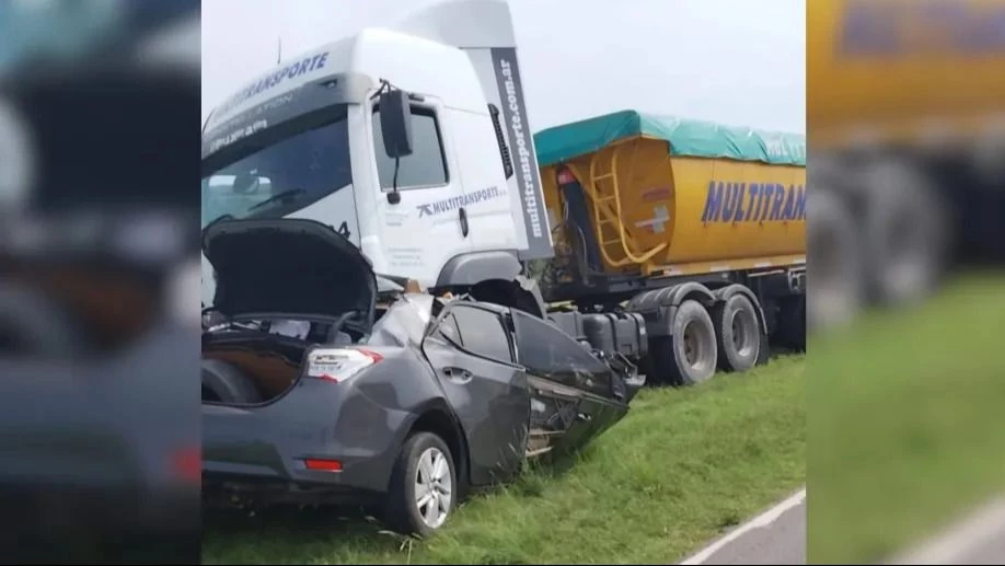 Brutal accidente en la ruta: murió al chocar contra un camión y ser arrastrado varios metros