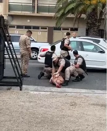 Video: un extranjero caminaba ensangrentado y desnudo por La Perla, quiso agredir a un médico y fue reducido 