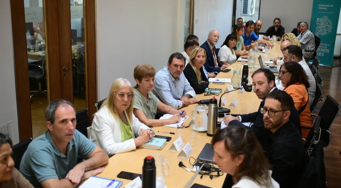 La FEB aceptó aumento salarial del 7% para docentes bonaerenses y acordó medidas contra la violencia