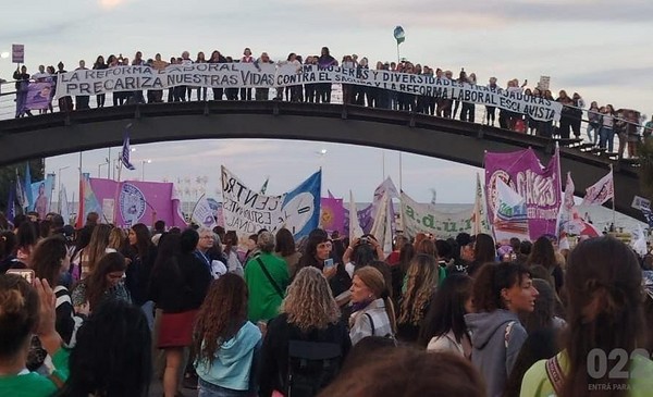 Masiva movilización de mujeres y disidencias en Mar del Plata por el 8M ...