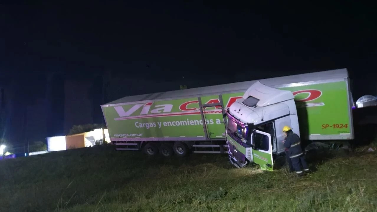 Nueva víctima fatal en la ruta: un hombre murió al chocar contra el camión de una reconocida empresa