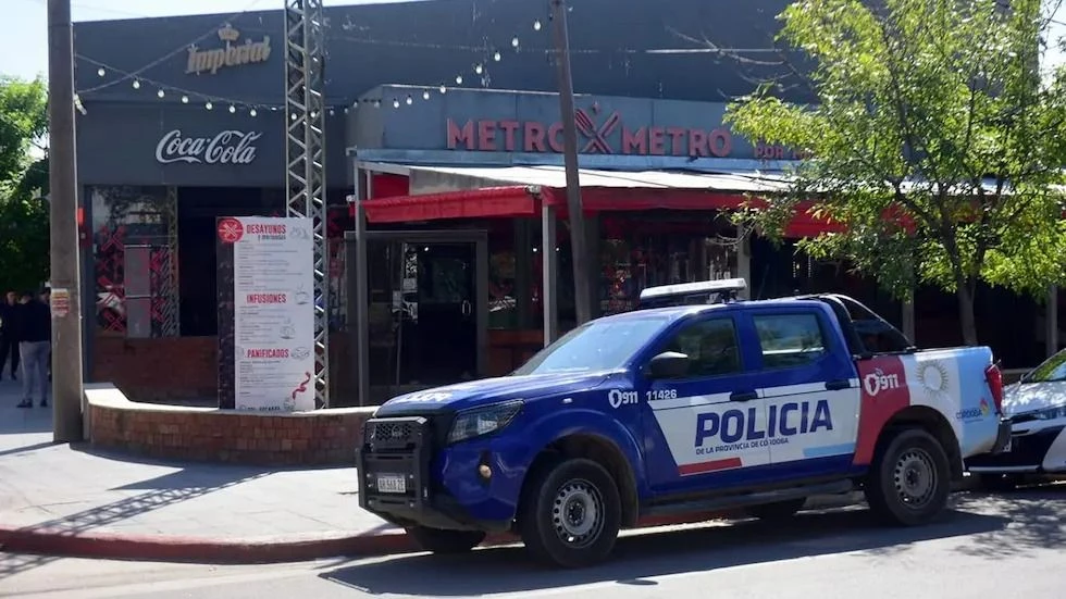 Dos trapitos terminaron a los tiros en un restaurante y balearon a un policía: dijo que "no sentía las piernas"