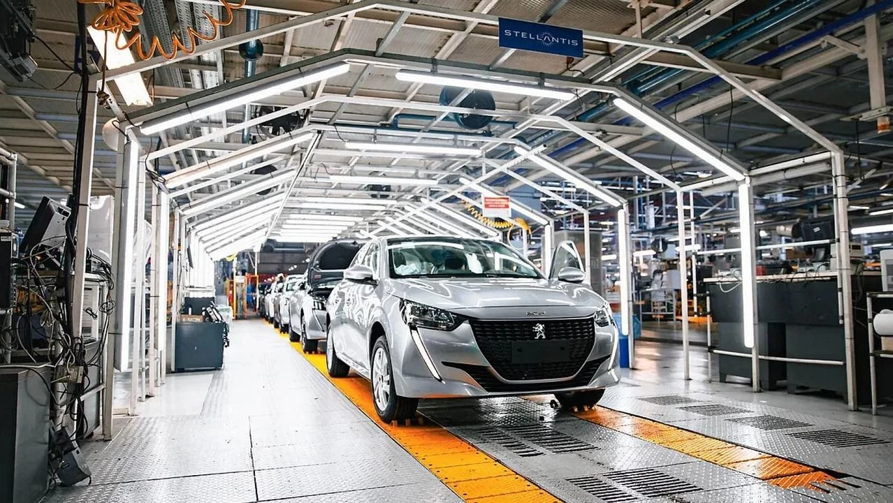 Peugeot y Toyota recortan turnos y crece el temor por despidos masivos