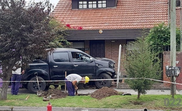 Manejaba en ojotas, perdió el control de la camioneta y se incrustó en ...