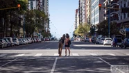 Poco tránsito, muchos comercios cerrados, marcha y carteles: postales del 6A