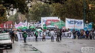 Bajo la lluvia, miles de personas se movilizaron contra el ajuste 