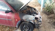 Vive amenazada por su expareja: primero le quitó la perra y ahora le prendió fuego el auto