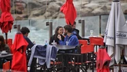 Desde el próximo lunes, permitirán más personas vacunadas en bares y restaurantes