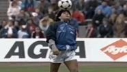 A 33 años de la icónica entrada en calor de Maradona con "Live es Life"