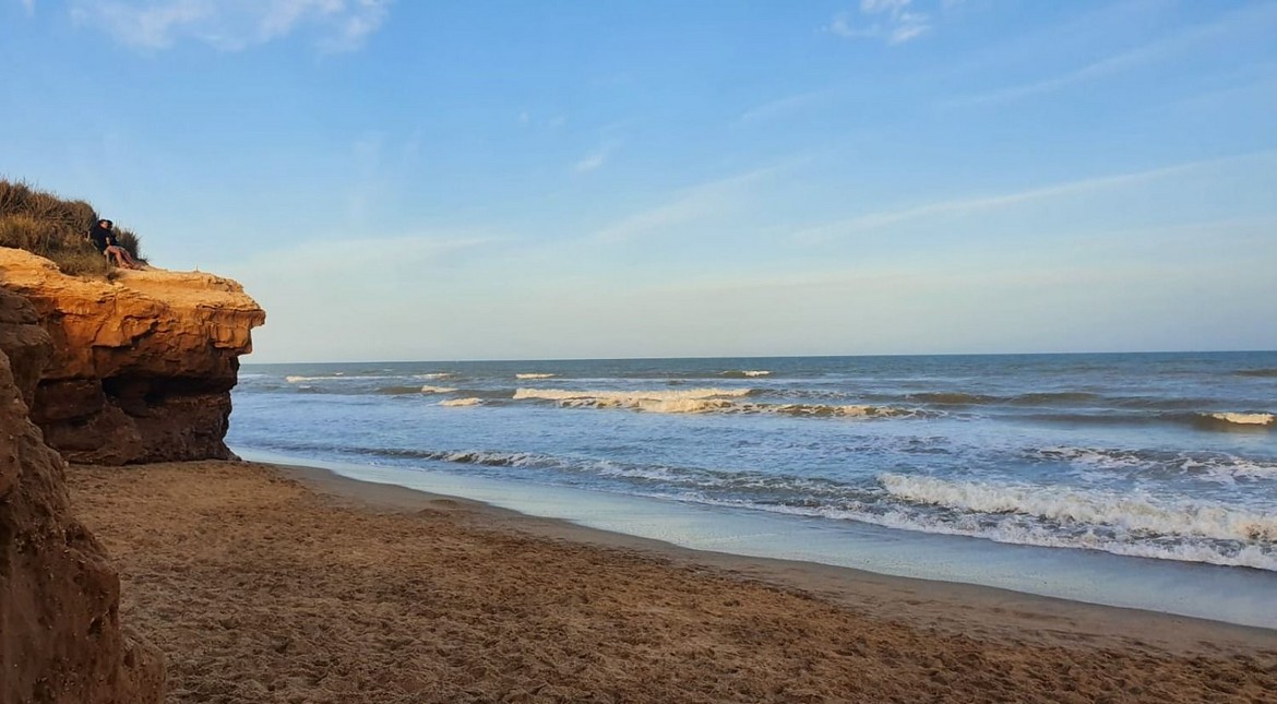 Citan a indagatoria al ambientalista Kanki Alonso por la toma ilegal de Playa Redonda