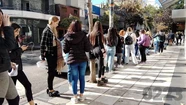 La fila de aspirantes a cubrir el puesto de vendedora superó los cien metros en poco tiempo. Fotos: 0223