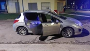 El Peugeot 308 recibió al menos ocho disparos. 