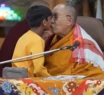 Escándalo: el Dalai Lama besó a un niño en la boca y debió pedir disculpas