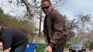 Agarró la pala: Arnold Schwarzenegger arregló un bache de su barrio con sus propias manos
