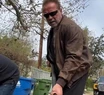 Agarró la pala: Arnold Schwarzenegger arregló un bache de su barrio con sus propias manos