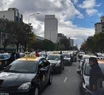 Al menos medio centenar de taxistas cortaron Independencia y Roca, rechazando la "inacción" de Movilidad Urbana contra las apps. Foto: 0223.