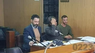 El imputado (derecha) junto a sus abogados.