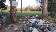 La concejala pidió que el Emsur proceda a la limpieza de los microbasurales sobre Beltrán. Aquí en el cruce con Cianchetta. Foto: Prensa FdT. 