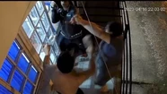 El delincuente fue sacado a botellazos. 