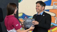 Entregan 168 computadoras personales a estudiantes de Lobería